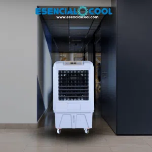 Climatizador evaporativo portátil enfriando zona de trabajo en un almacén industrial - climatizadores evaporativos portátiles